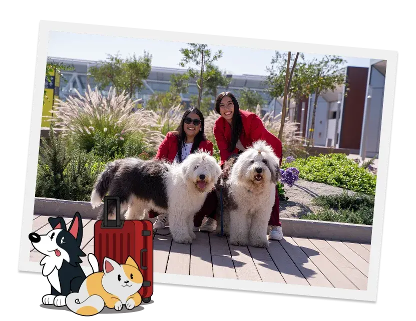Yessika Willet y Karolyn Ornes, fundadoras de Educaninos, junto a dos perros en el aeropuerto